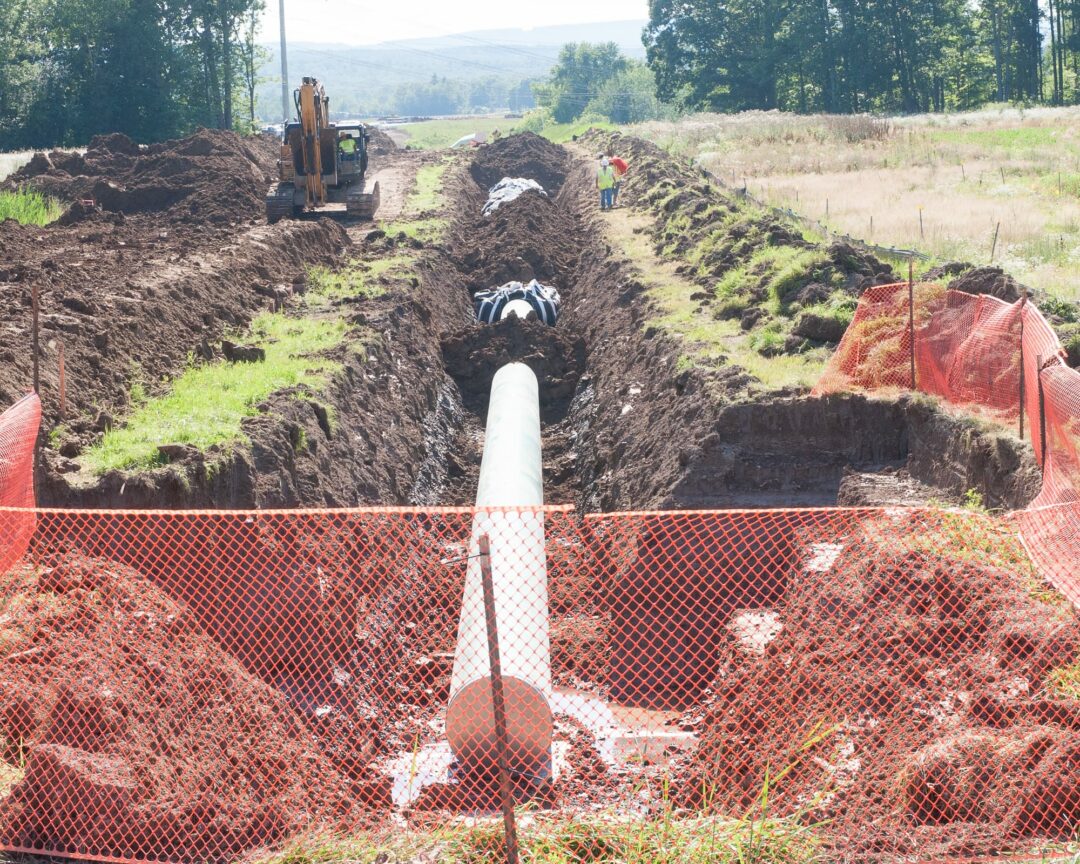 Contractors install new gas pipelines off of Meads Lane. (Photo by Jim Franco/Spotlight News)