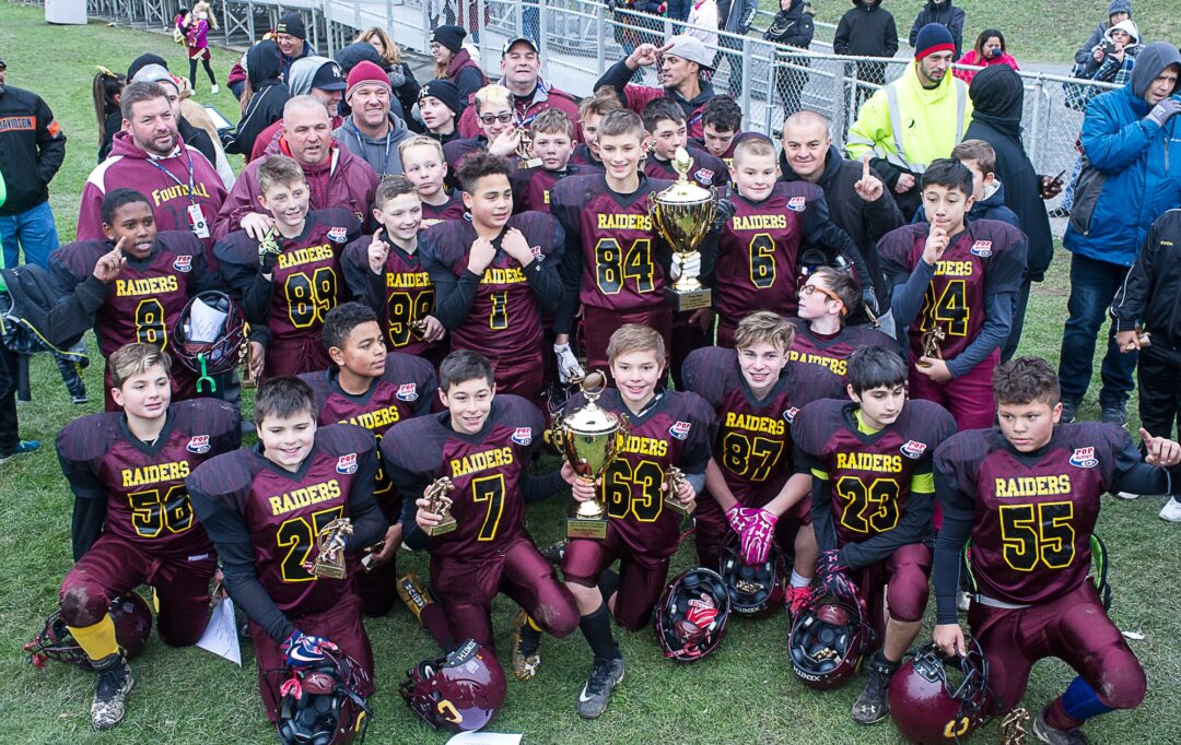 The Colonie Pop Warner team after beating Green County to win the Super Bowl. (Photo by Jim Franco/Spotlight News)