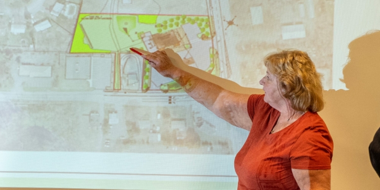 Paula Catellier, a resident of Castle Court, speaks to the Planning Board about the project to build a bigger Stewart’s in her neighborhood.

Jim Franco / Spotlight News