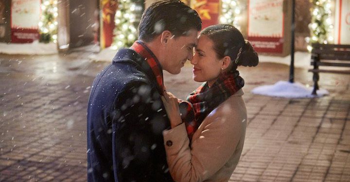 A former actress trying to break into directing tests her skills with a town’s annual Christmas Eve courtroom production in which the true authorship of the famous poem “A Visit from St. Nick” is debated.  Photo: Zane Holtz, Torrey DeVitto   Credit: ©2022 Hallmark Media/Photographer: Albert Camicioli