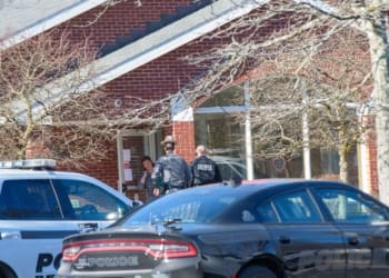 State Troopers enter the Community Bank on Delaware Avenue in Delmar on February 8 to assist Bethlehem police after the bank was robbed. John McIntyre/Spotlight News
